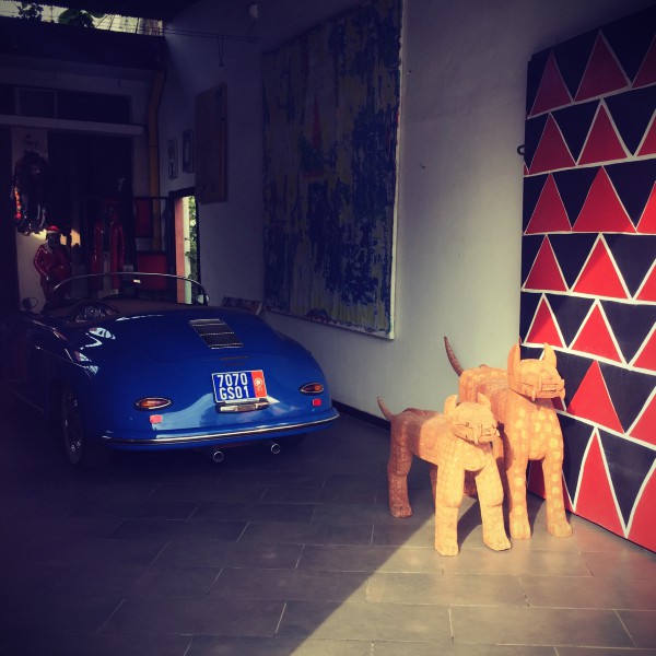 Une galerie d'art, toiles modernes, objets artisanaux, un cabriolet bleu #Off2Africa 97 Abidjan Côte d'Ivoire © Gilles Denizot 2017