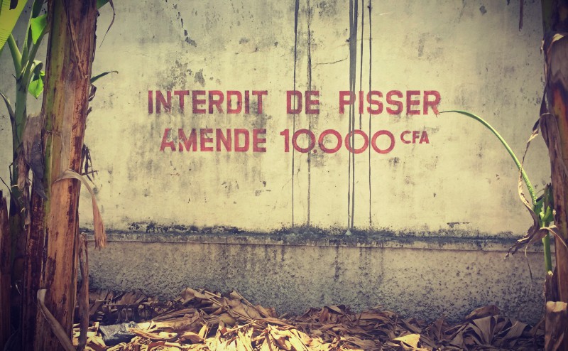Comme à Bangalore, une incription sur un mur avertit : Interdit de pisser / Amend 10.000 CFA #Off2Africa 97 Abidjan Côte d'Ivoire © Gilles Denizot 2017