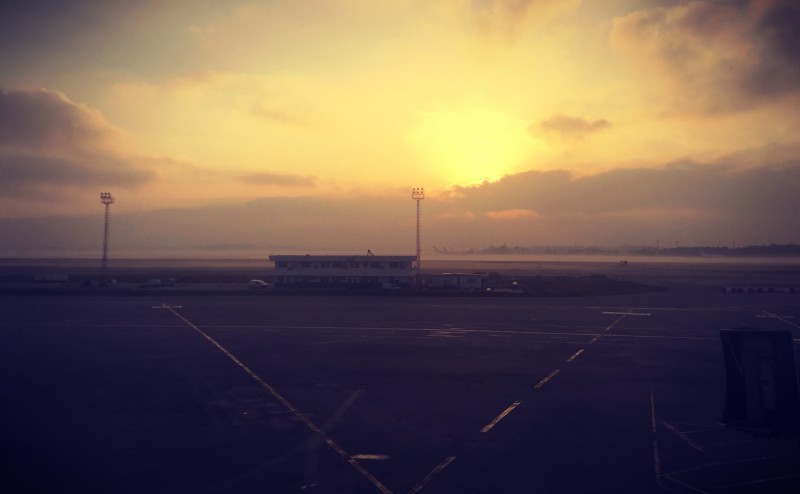 Lever de soleil à travers les nuages, le tarmac de l'aéroport de Tunis encore obscur #Off2Africa 98 Tunis Tunisie © Gilles Denizot 2017