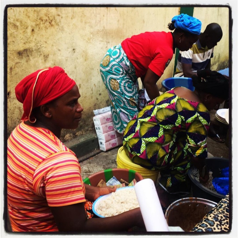 Des femmes aux habits colorés servent des plats aux clients de ce restaurant de rue #Off2Africa 66 Conakry Guinée