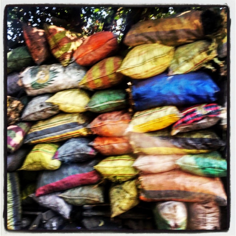 Des sacs colorés empilés les uns sur les autres #Off2Africa 64 Conakry Guinée © Gilles Denizot 2017