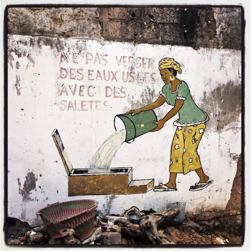 Sur un mur, une peinture invitant à ne pas verser des eaux usées avec des saletés #Off2Africa 25 Dakar Sénégal © Gilles Denizot 2016