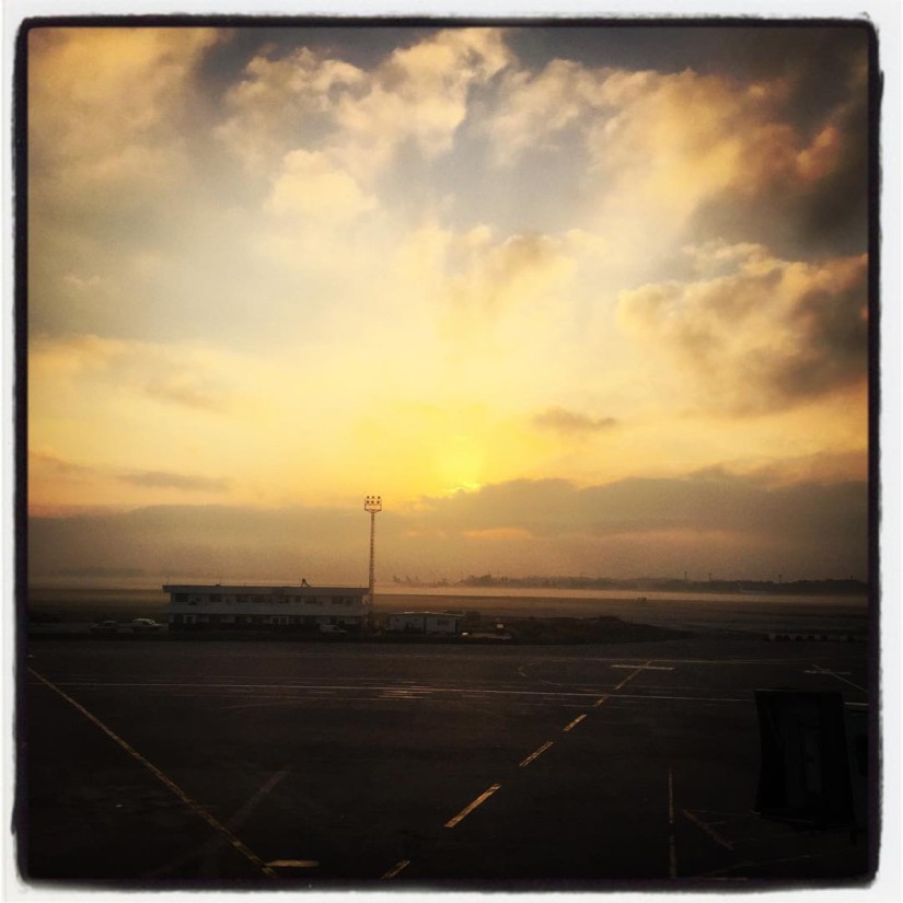 Aéroport de Tunis au lever du soleil. Ciel jaune et tarmac encore obscur #Off2Africa 98 Tunis Tunisie © Gilles Denizot 2017