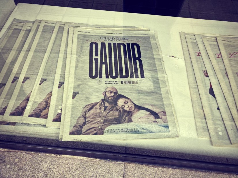 Des journaux sur une table blanche, le titre dit : GAUDIR #HolaBarcelona journal novembre 2021 © Gilles Denizot