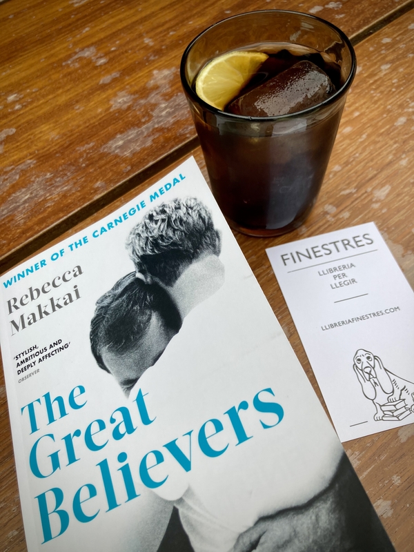 Le livre The Great Believers, un verre de vermouth, un marque-pages de la librairie Finestres © Gilles Denizot 2023