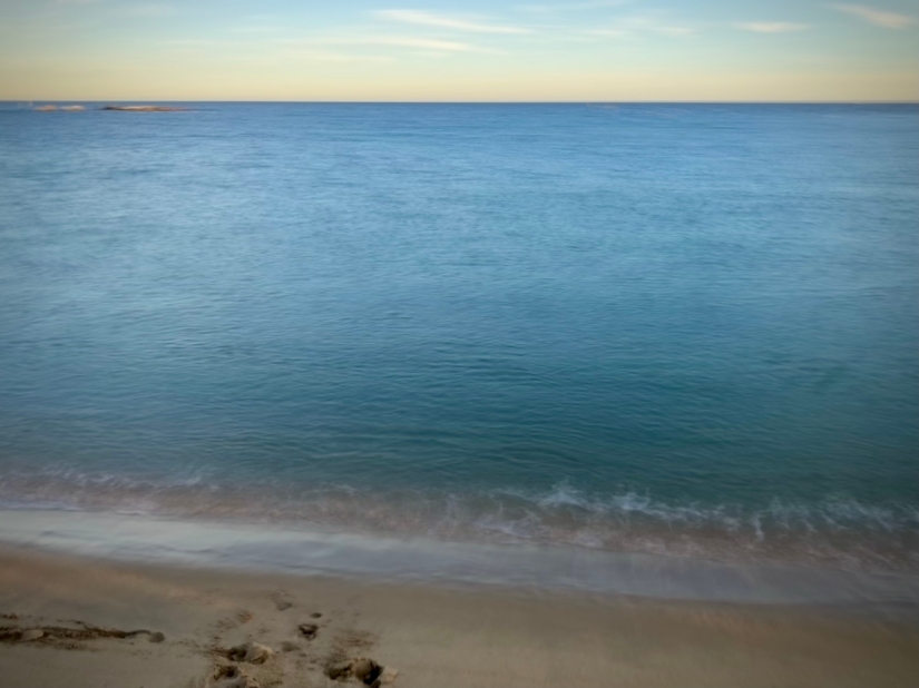 #HolaBCN Baignade — Une plage avec une étendue d'eau et un ciel bleu