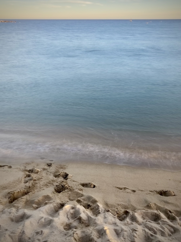 #HolaBCN Baignade — Empreintes de pas dans le sable sur une plage 