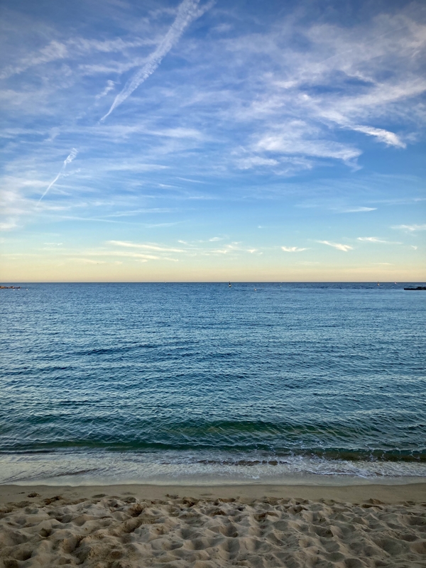 #HolaBCN Baignade — Une plage avec une étendue d'eau et un ciel bleu