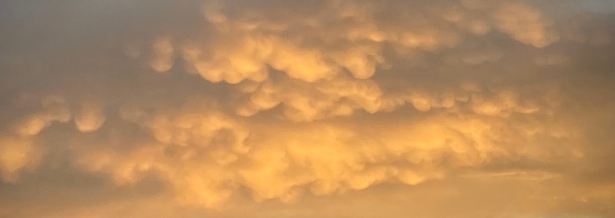 Un ciel nuageux jaune et cotonneux © Gilles Denizot 2023