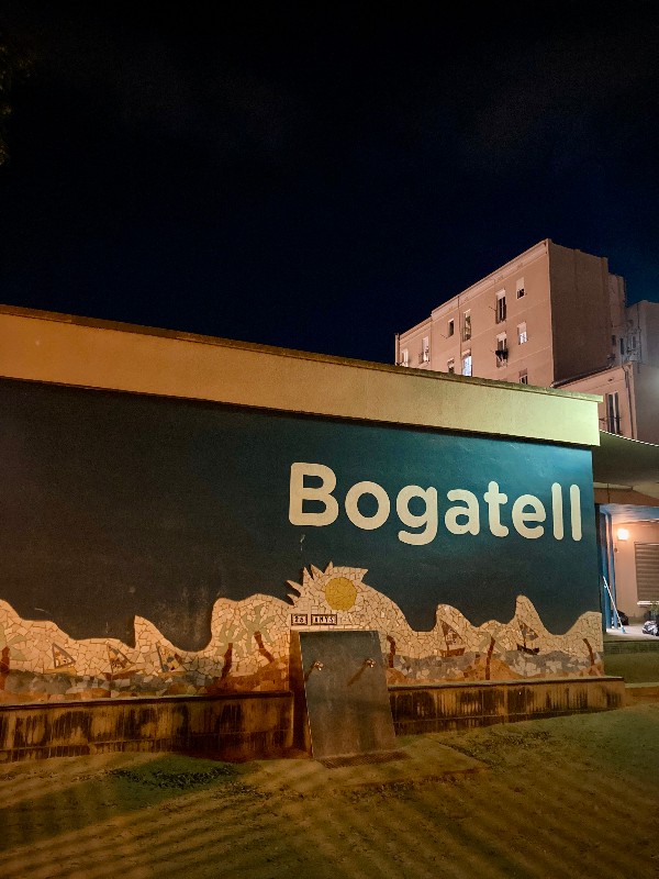 Le mur de l'école Bogatell de nuit #HolaBCN Le vieux quartier © Gilles Denizot 2024