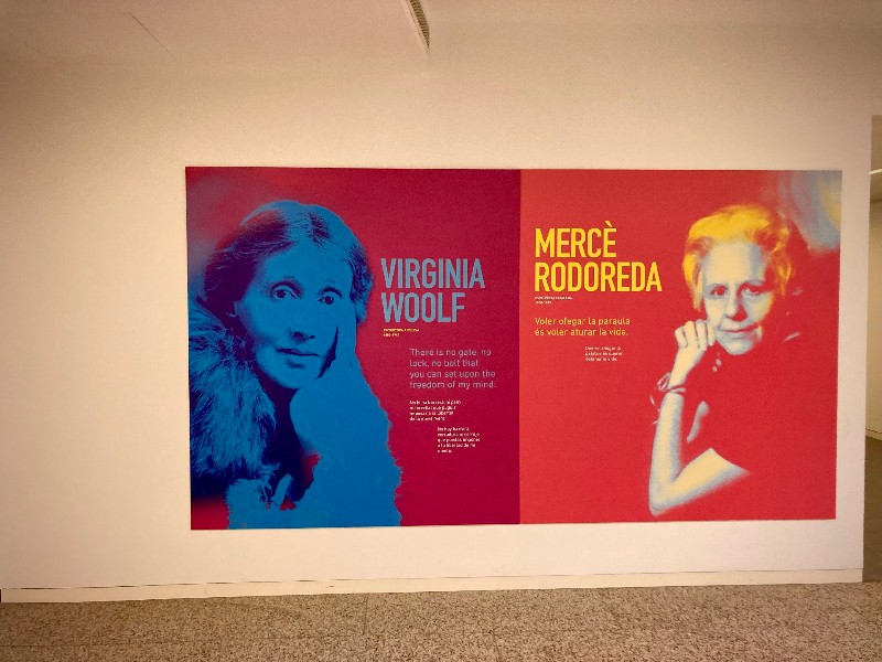 Sur une paroi, de grandes images colorées de Virginia Woolf et Mercè Rodoreda