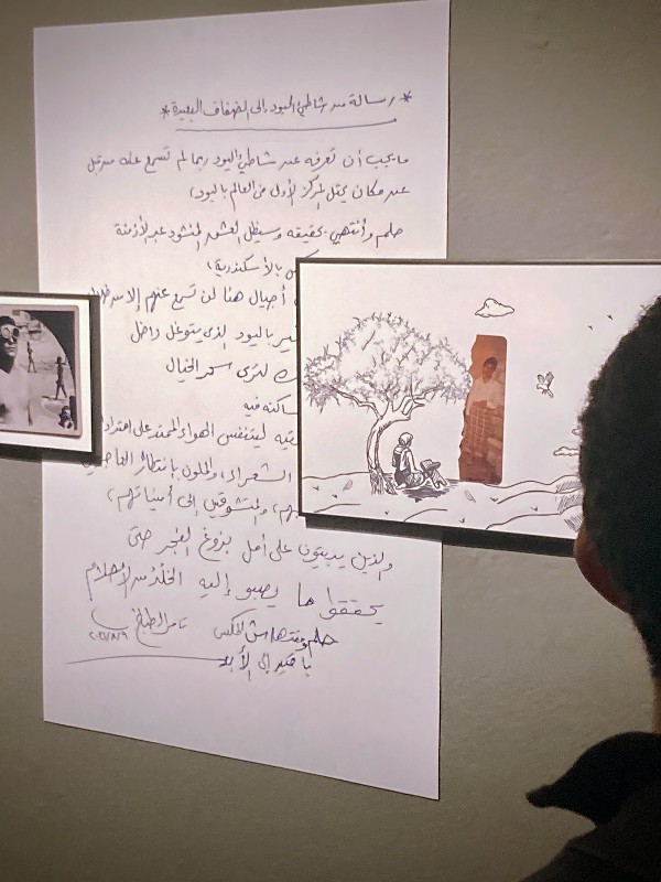 Un texte en arabe sur un mur de musée et deux photos #HolaBCN Le vieux quartier © Gilles Denizot 2024