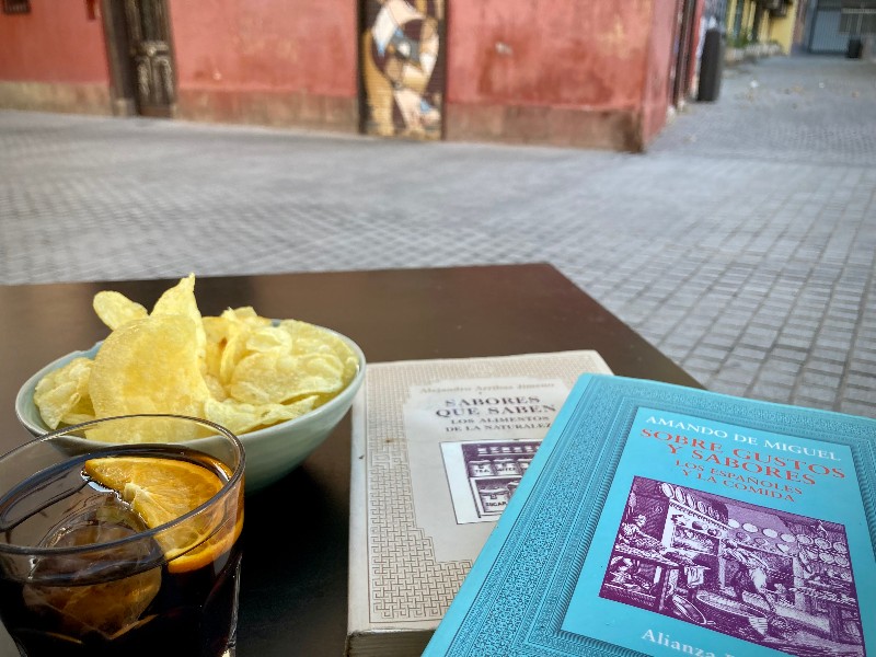 À Madrid, sur une table, deux livres, un verre de vermouth et des chips #HolaBarcelona octobre 2022 © Gilles Denizot