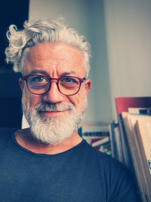 Selfie aux lunettes rouges #HolaBarcelona septembre 2023 © Gilles Denizot