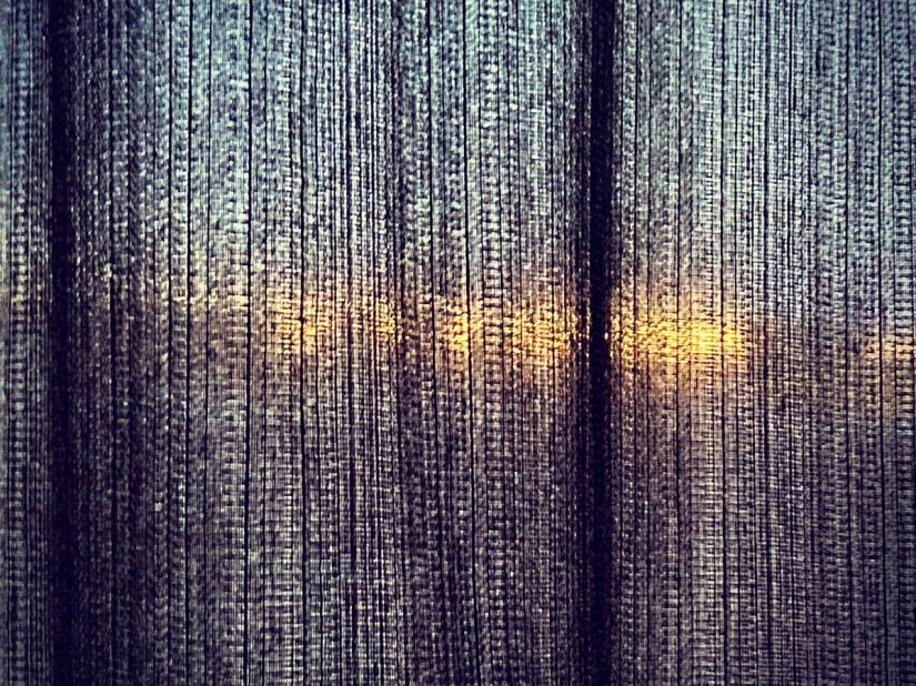 Lever de soleil à travers des rideaux sombres #HolaBCN Rothko du matin © Gilles Denizot 2024