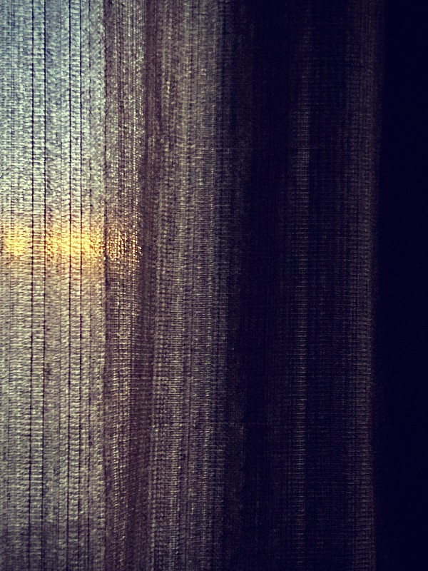 Lever de soleil derrière un rideau sombre #HolaBCN Rothko du matin © Gilles Denizot 2024
