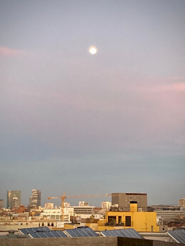 Lune haute dans un ciel rosâtre #HolaBarcelona février 2023 © Gilles Denizot