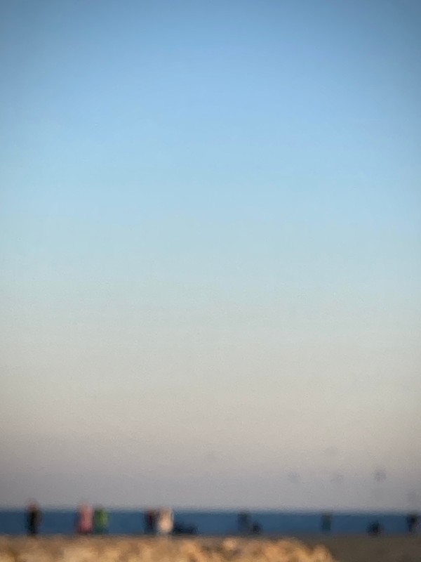Image floue de gens sur une jetée du bord de mer #HolaBarcelona février 2023 © Gilles Denizot