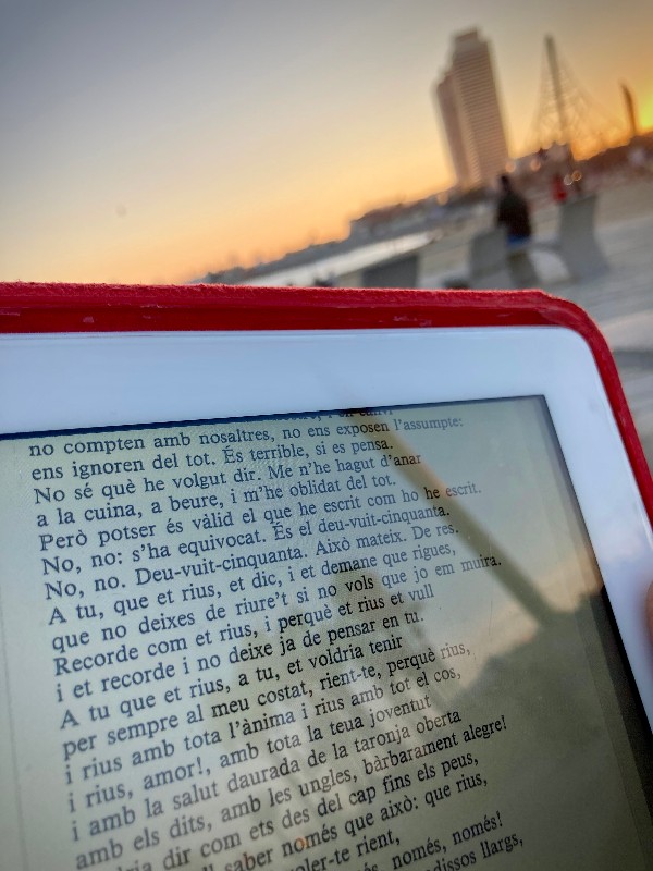 Lecture de poésie à la plage au soleil couchant #HolaBarcelona février 2023 © Gilles Denizot