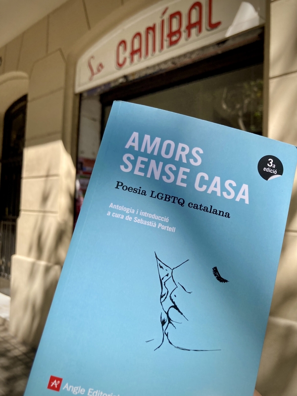 Le livre Amors sense casa devant la librairie La Caníbal #HolaBarcelona septembre 2023 © Gilles Denizot