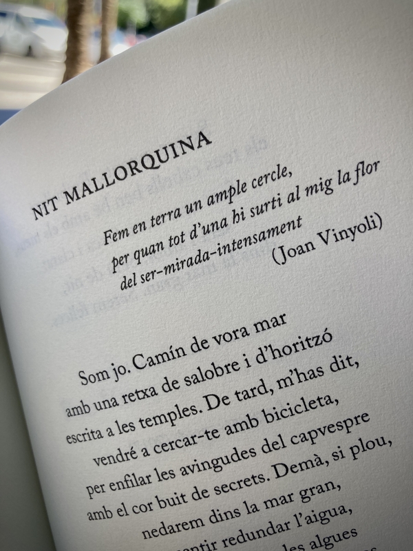 Page ouverte sur le poème Nit mallorquina #HolaBarcelona septembre 2023 © Gilles Denizot