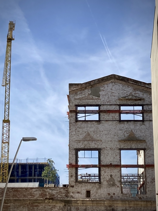 Façade vidée d'une maison contre ciel bleur #HolaBarcelona septembre 2023 © Gilles Denizot