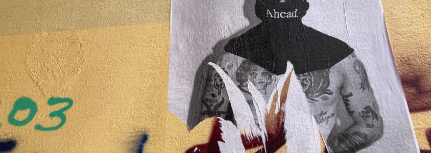 Graffiti sur un mur jaune et affiche déchirée #HolaBarcelona septembre 2023 © Gilles Denizot