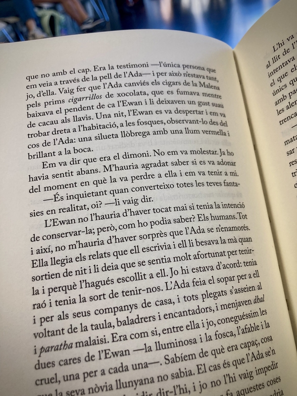 Livre ouvert sur un texte en catalan #HolaBarcelona septembre 2023 © Gilles Denizot