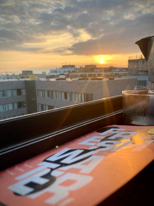 Livre Freshwater posé sur une fenêtre, le soleil se lève et des rayons éclairent le livre #HolaBCN Eau douce © Gilles Denizot 2024