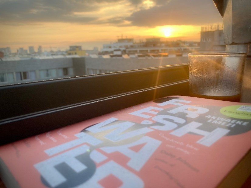 Le livre Freshwater posé sur la rambarde d'une fenêtre au soleil levant. Une cafetière et un verre de café posés à côté. #HolaBCN Eau douce © Gilles Denizot 2024