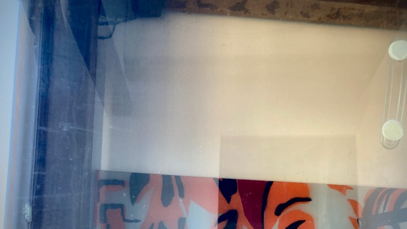 Reflets divers à travers la vitre, poutres, tableau orange #HolaBCN Eau douce © Gilles Denizot 2024