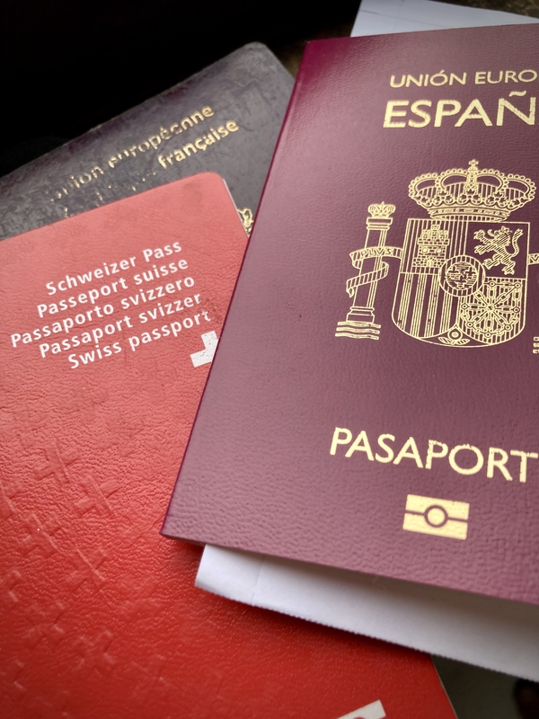 Trois passeports, français, suisse et espagnol, empilés #HolaBarcelona septembre 2023 © Gilles Denizot