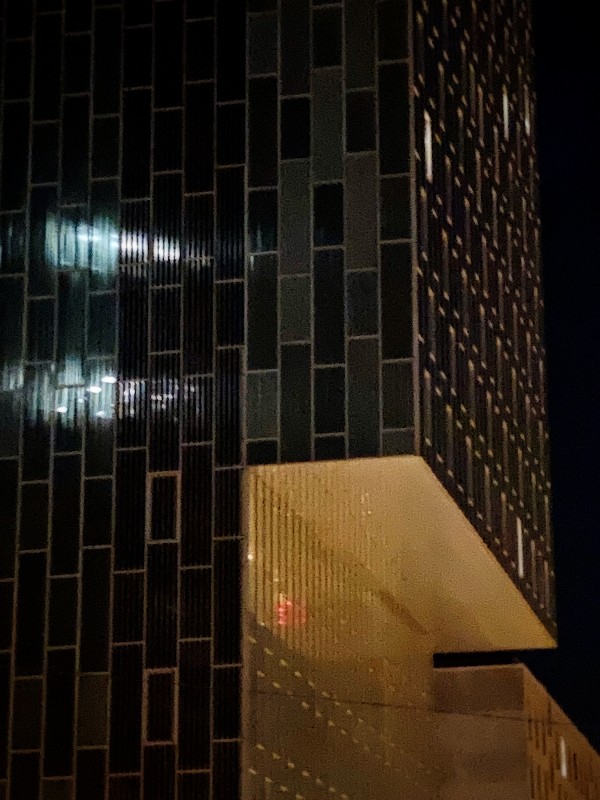 Un immeuble décalé, de nuit, à Barcelone #HolaBCN Décalé © Gilles Denizot 2024
