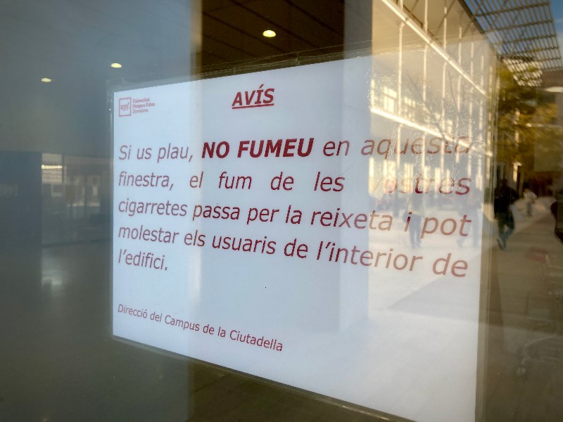 Avis d'interdiction de fumer, en catalan,