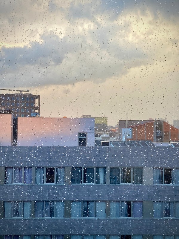Gouttes de pluie sur une fenêtre, devant des bâtiments et un ciel nuageux #HolaBCN Chapitre 9 et neuvaine © Gilles Denizot 2024