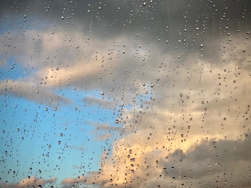 Des gouttes de pluie sur une fenêtre. Au loin, un ciel semi-nuageux #HolaBCN Chapitre 9 et neuvaine © Gilles Denizot 2024