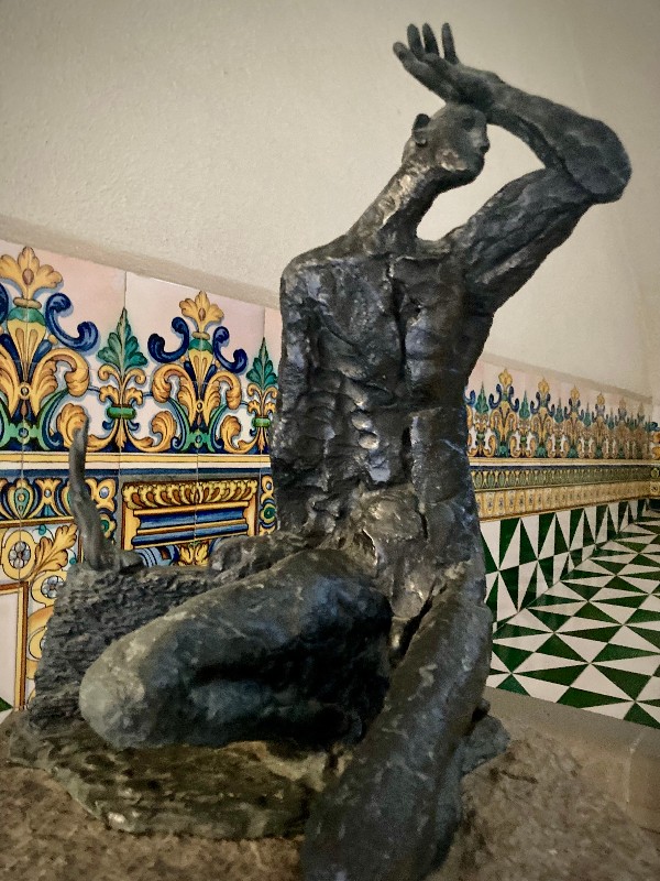 Sculpture de Manuel Cusacks à l'Institut d'Estudis Catalans. #HolaBCN Décalé © Gilles Denizot 2024