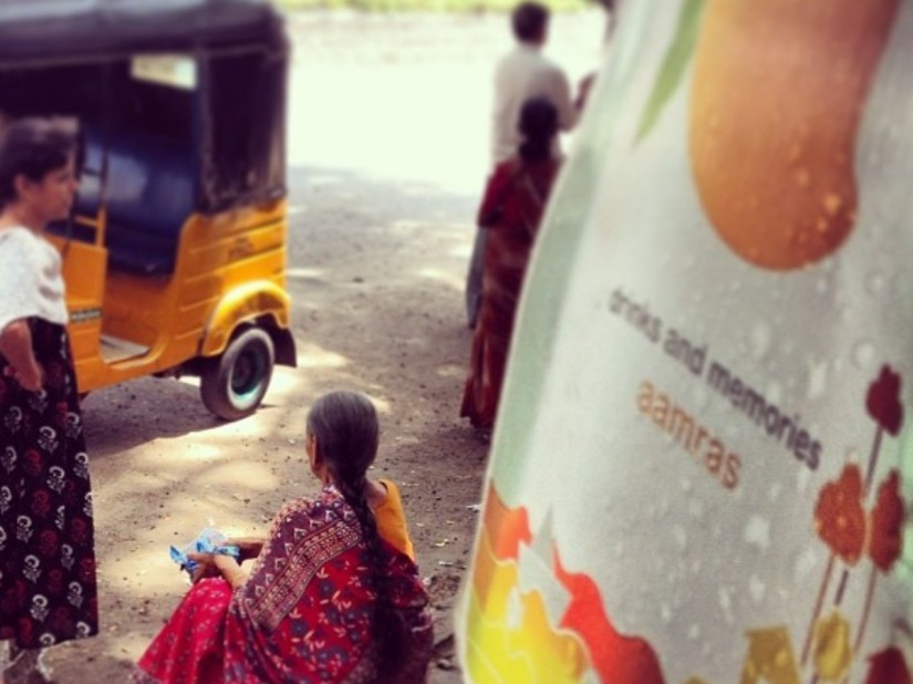 En Inde, un auto jaune et noir, des femmes qui attendent au bord d'une route #NoVisa Amour-fleuve © Gilles Denizot 2024
