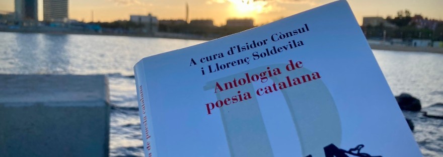 Un livre de poésie catalane au soleil couchant sur la plage de Barcelone © Gilles Denizot 2024