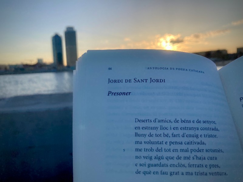 Un livre de poésie catalane au soleil couchant sur la plage de Barcelone © Gilles Denizot 2024