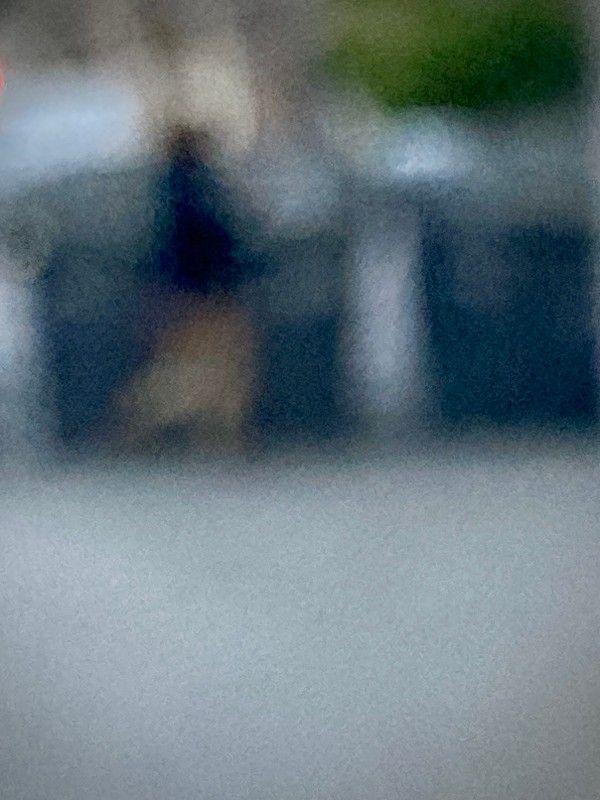 Image floue d'une femme marchant dans la rue ©GD24 #HolaBCN Pluie d'idées