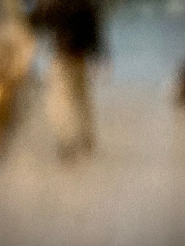 Image floue d'un homme dans la rue ©GD24 #HolaBCN Pluie d'idées