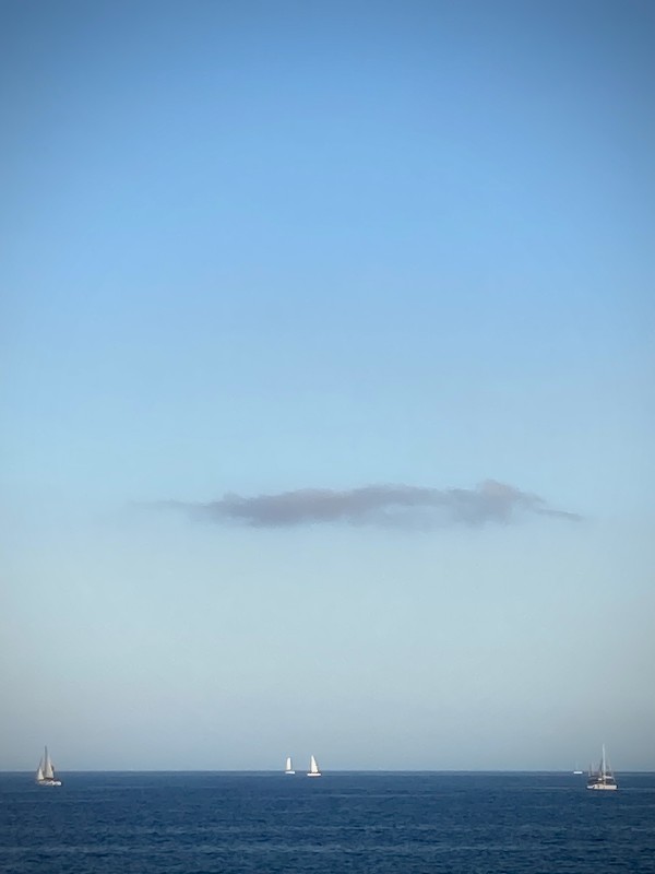 L'horizon clair sur la mer, un seul nuage efillé, et quelques voiliers blancs ©GD24 #HolaBCN Pluie d'idées